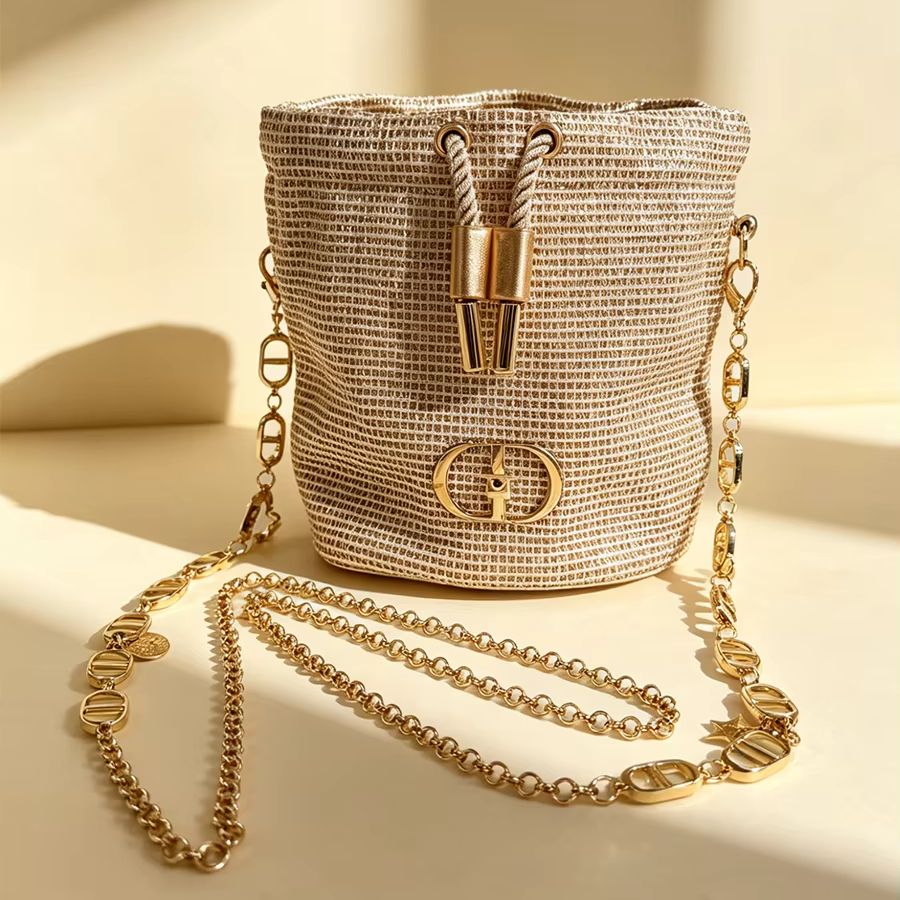 Dior’s bag Sparkling Woven Tex - огляд і ціна Beauty Makeup Dior